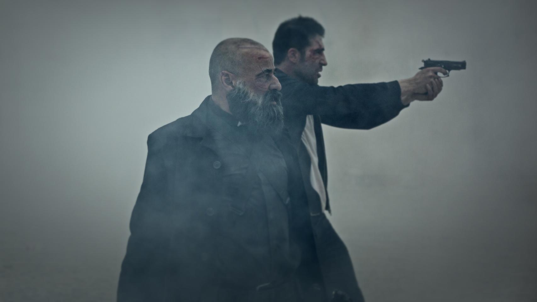 Eduard Fernández y Miguel Ángel Silvestre en el último episodio de '30 Monedas'.