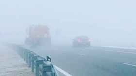 Imagen archivo de una carretera con niebla