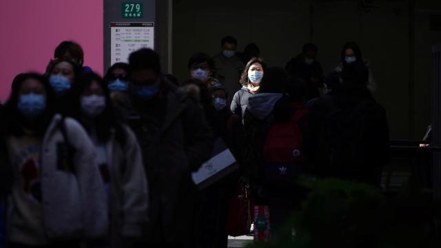 Ciudadanos chinos caminando por Shangay.