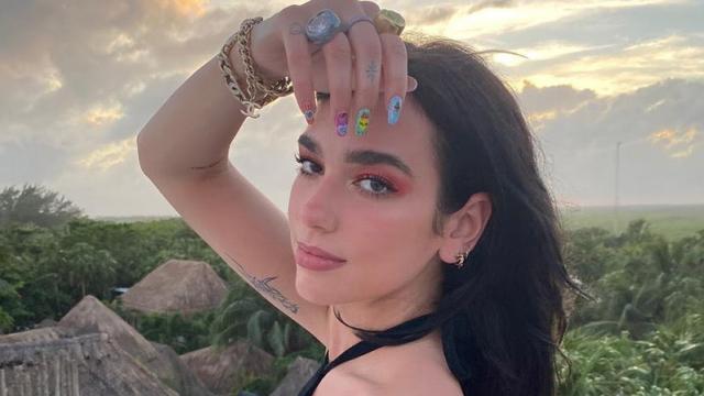 Cómo copiar el maquillaje de ojos rosa de Dua Lipa de manera sencilla y rápida