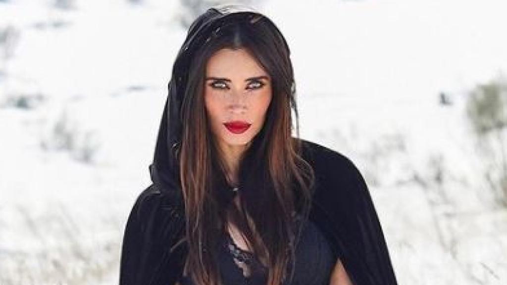 Pilar Rubio posando en la nieve a lo 'Caperucita negra'.