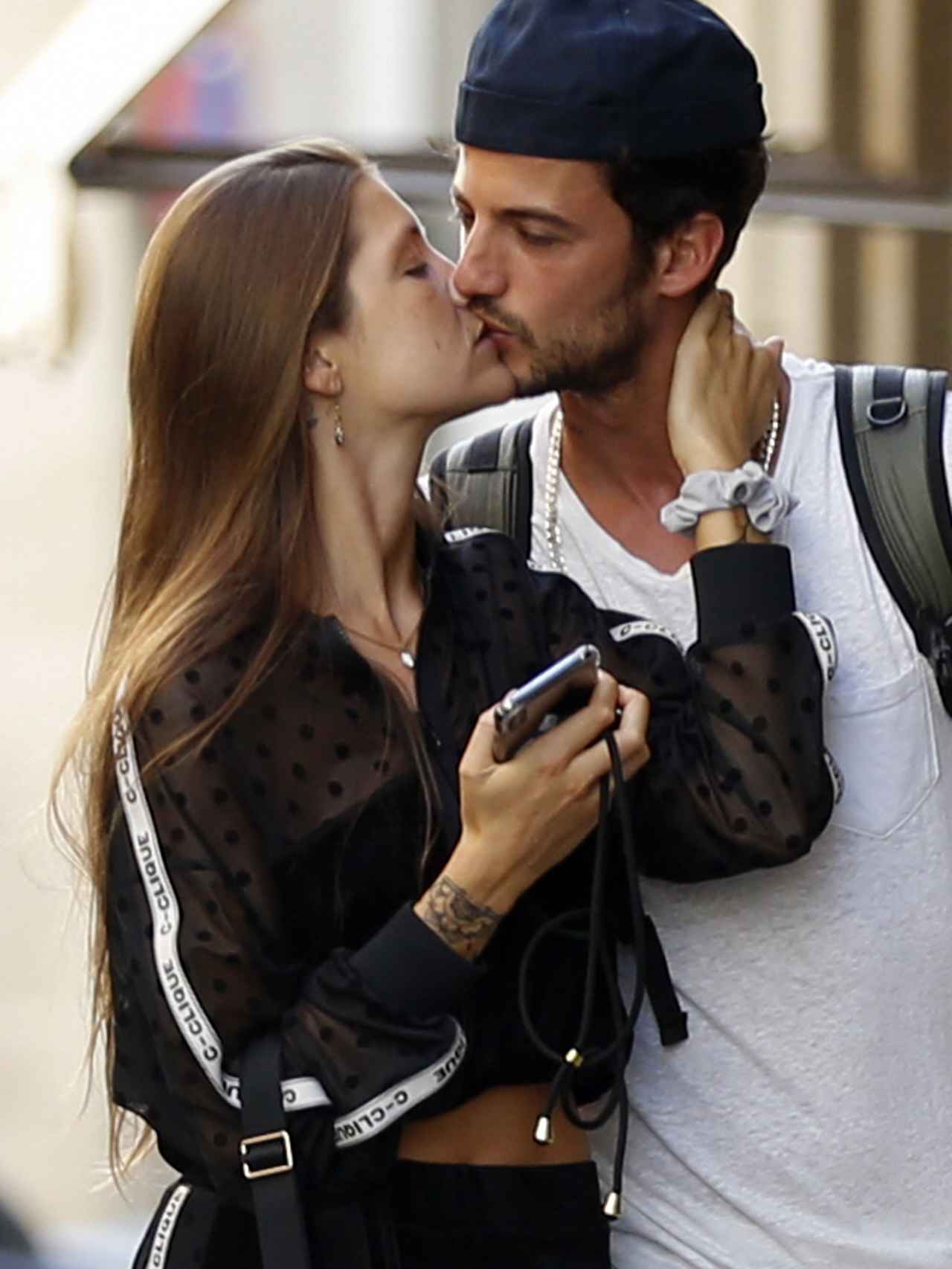 Miri y Jorge Brazález, en una actitud muy romántica, por las calles de Madrid, en octubre de 2019.