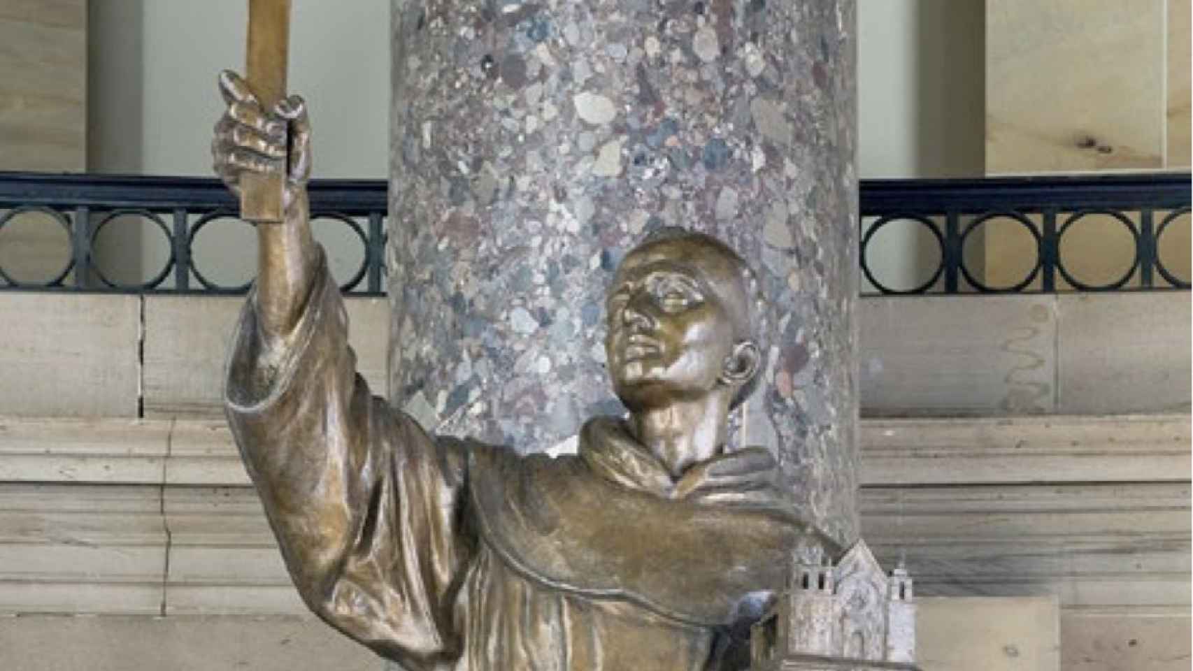 Estatua de Fray Junípero Serra.