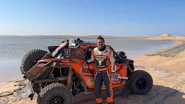 Xavier Blanco junto a su SxS del Rally Dakar 2021