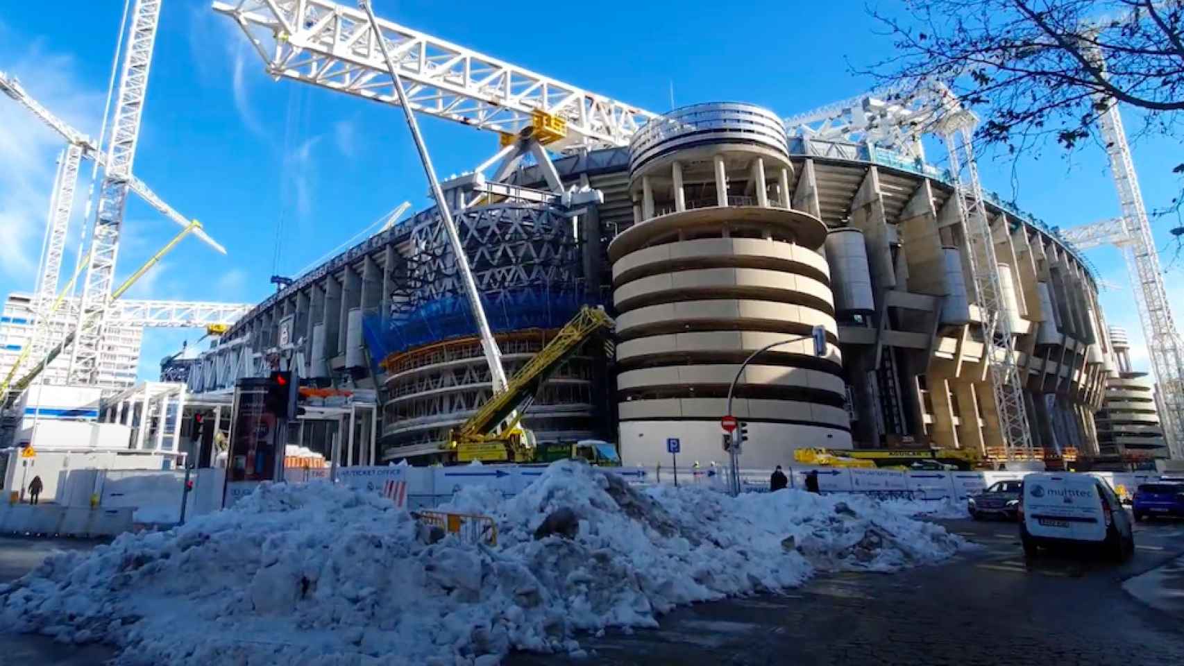 Nieve junto a las obras del Santiago Bernabéu