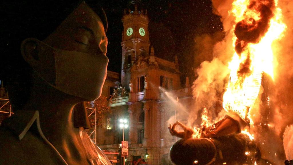 Quema parcial de la falla de la Plaza del Ayuntamiento de Valencia en marzo de 2020. EE