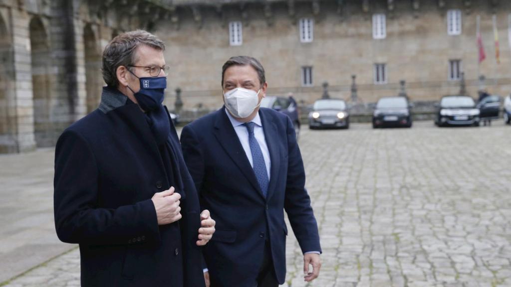 El presidente de la Xunta de Galicia, Alberto Núñez Feijóo, junto al ministro de Agricultura y Pesca, Luis Planas, en la Praza do Obradoiro de Santiago de Compostela.