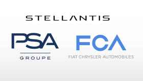 Emblemas del Grupo Stellantis, de FCA y de PSA.