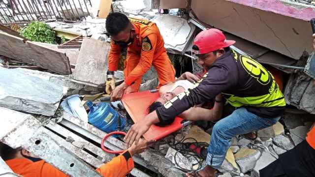 Los trabajos de rescate tras el terremoto en Indonesia.