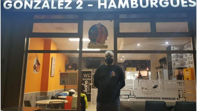 Miguel, responsable de la hamburguesería González 2 de A Coruña.