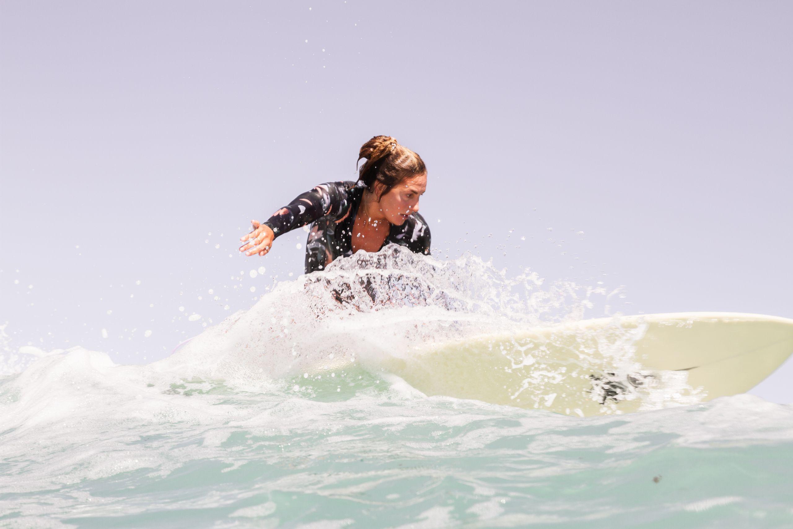 Cristina Irisarri practica una de sus pasiones: el surf (Cedida).
