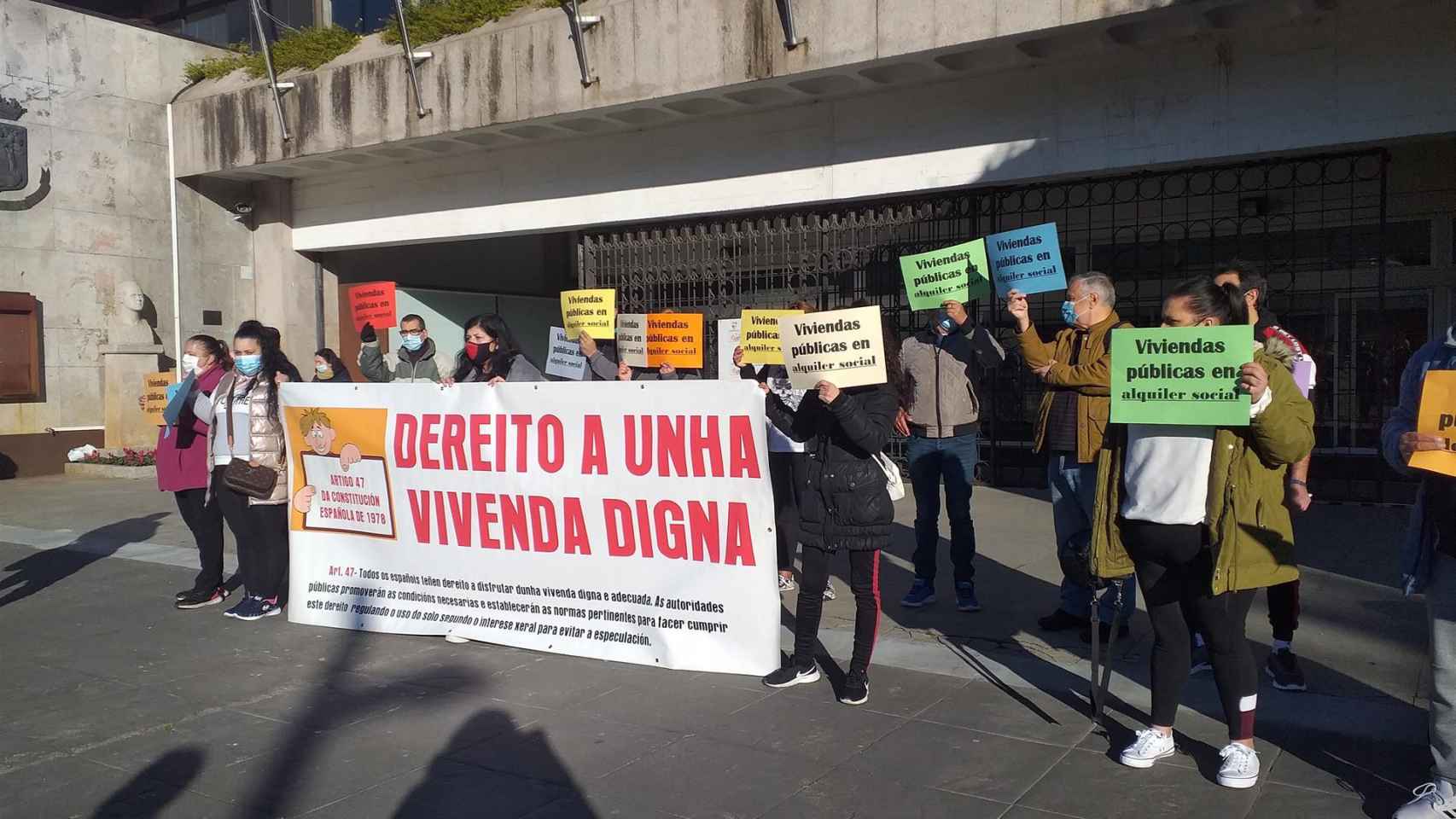 Concentración de vecinos del poblado chabolista de Navia, en Vigo.