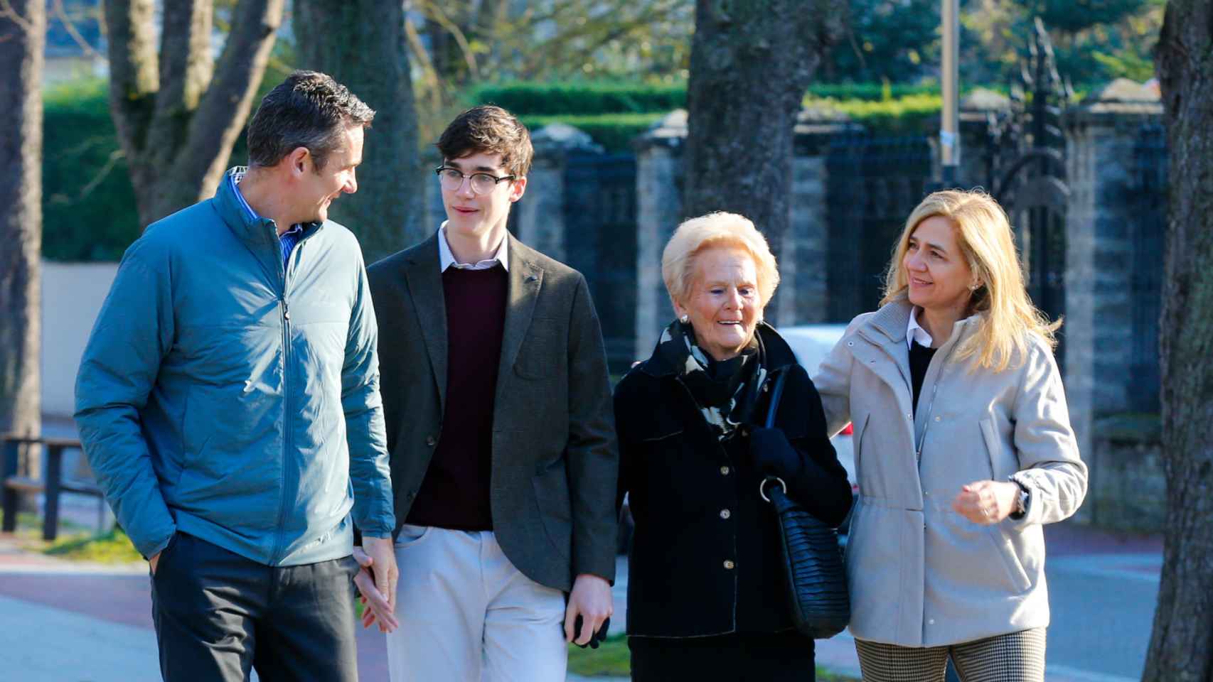 Pablo Urdangarin, en diciembre de 2019, con su padre, su madre y su abuela en Vitoria.