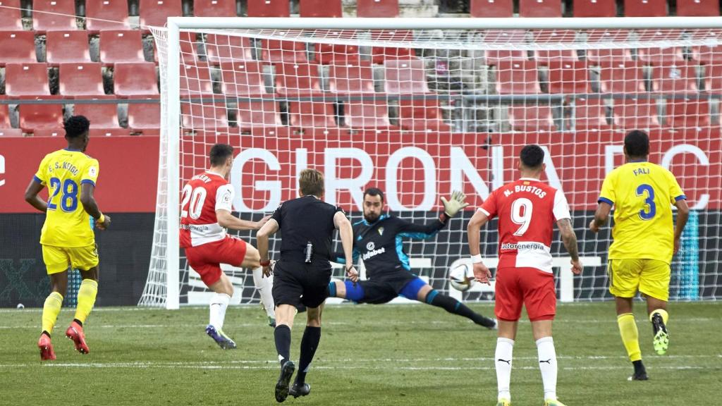 Valery marca uno de sus goles al Cádiz