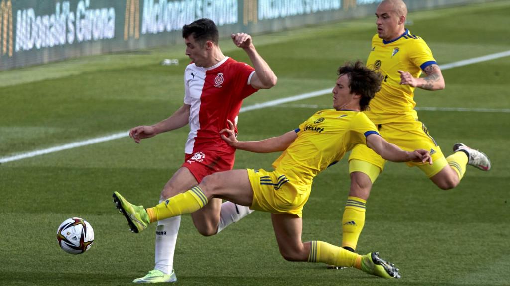 Mucha pelea en el Girona - Cádiz