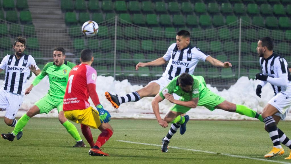 Duarte busca un balón por alto en el Fuenlabrada - Levante