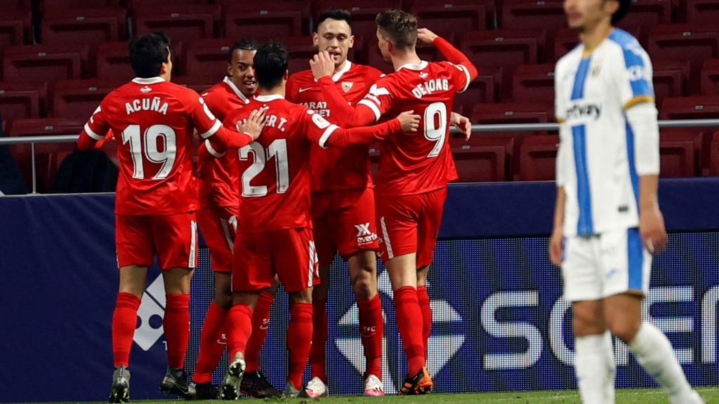 Los jugadores del Sevilla felicitan a Ocampos tras su gol al Leganés