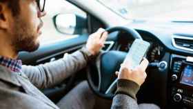 Usar el móvil en un semáforo en rojo: ¿es legal o pueden multarnos?