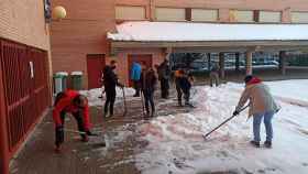 En el Infantes, profesores, padres y alumnos han colaborado para quitar nieve.