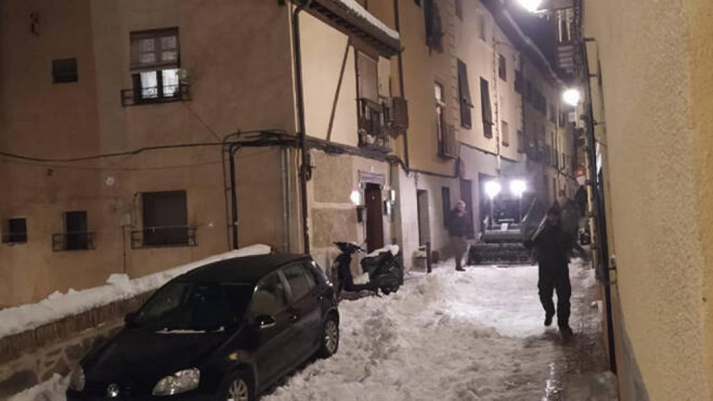 Efectivos del Ejército trabajan en San Cipriano durante la noche.