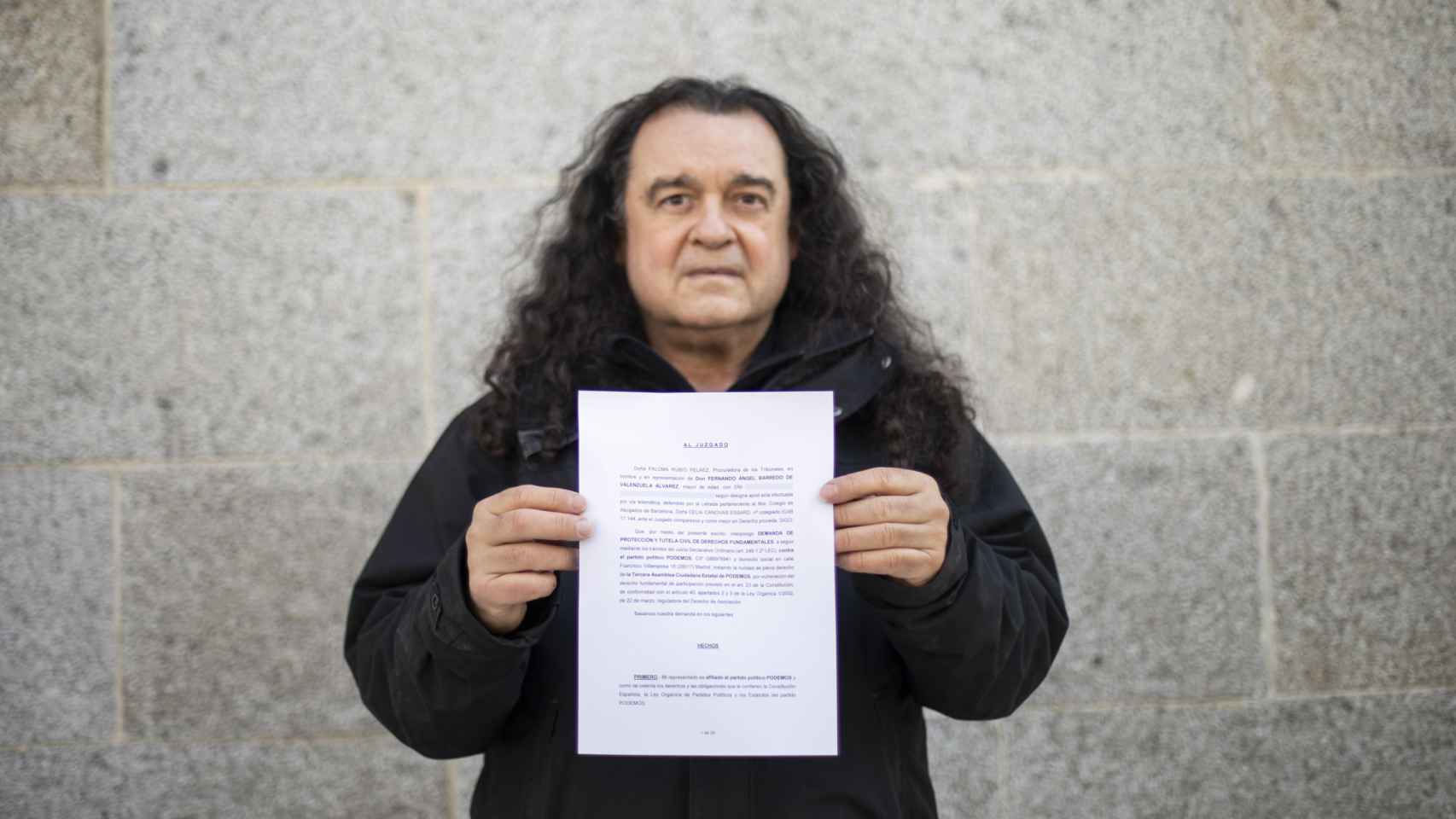 El escultor y voz crítica de Podemos, enseña la demanda que ha interpuesto contra el proceso de Vistalegre III.