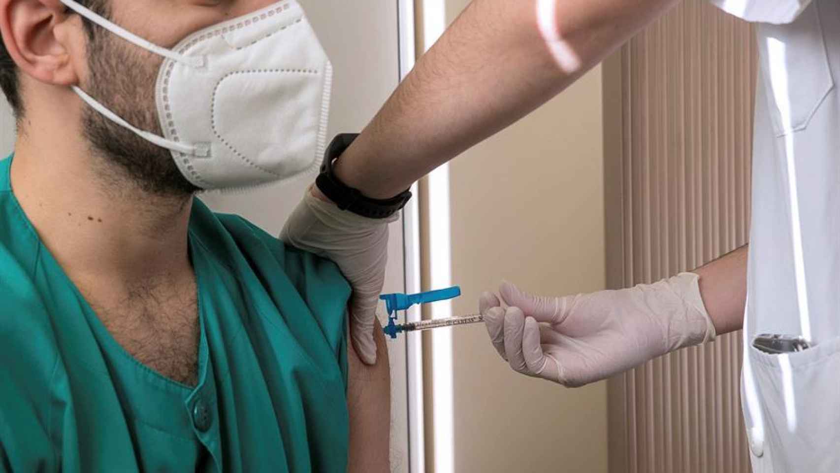 Un sanitario recibe una dosis de vacuna contra la Covid-19 en Zaragoza.
