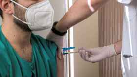 Un sanitario recibe una dosis de vacuna contra la Covid-19 en el Hospital Clínico Universitario Lozano Blesa de Zaragoza.