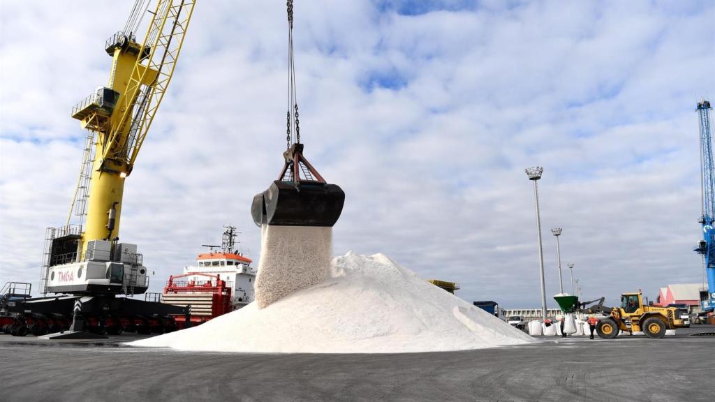 El Puerto Exterior coruñés recibe 5.000 toneladas de sal para las heladas en carreteras