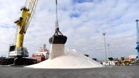 El Puerto Exterior coruñés recibe 5.000 toneladas de sal para las heladas en carreteras