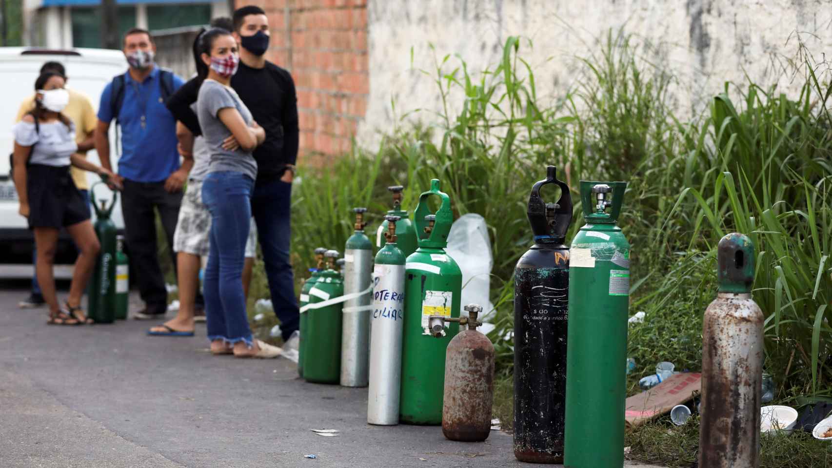Un grupo de personas hace cola para conseguir una bombona de oxígeno, en Manaos.