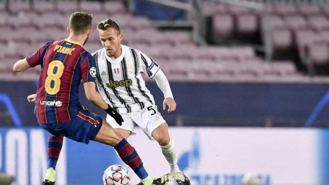 Arthur Melo ante Pjanic en el Barça-Juve