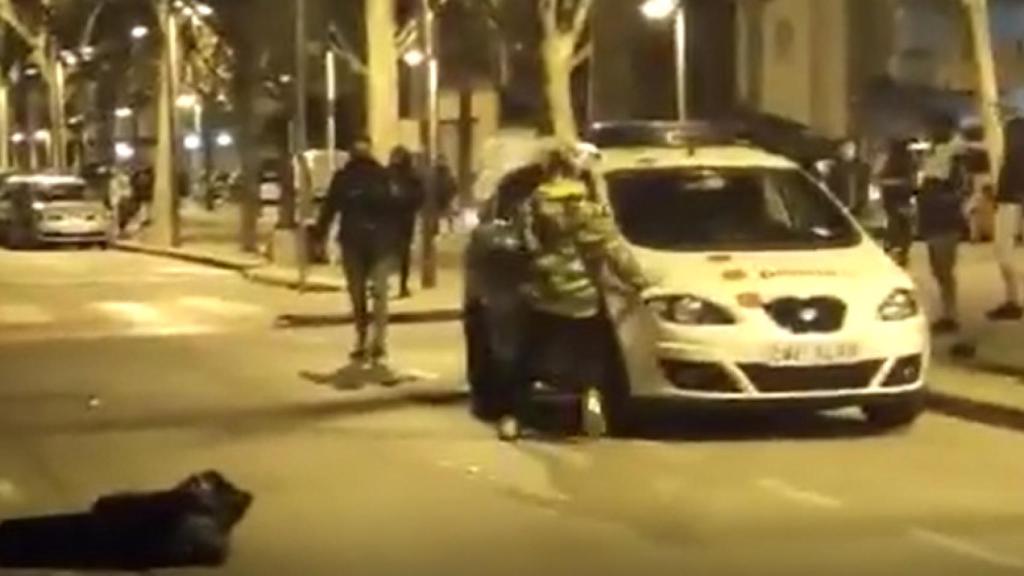 Una turba de jóvenes insulta y amenaza a los policías locales que han disuelto un botellón en la Pallejà.