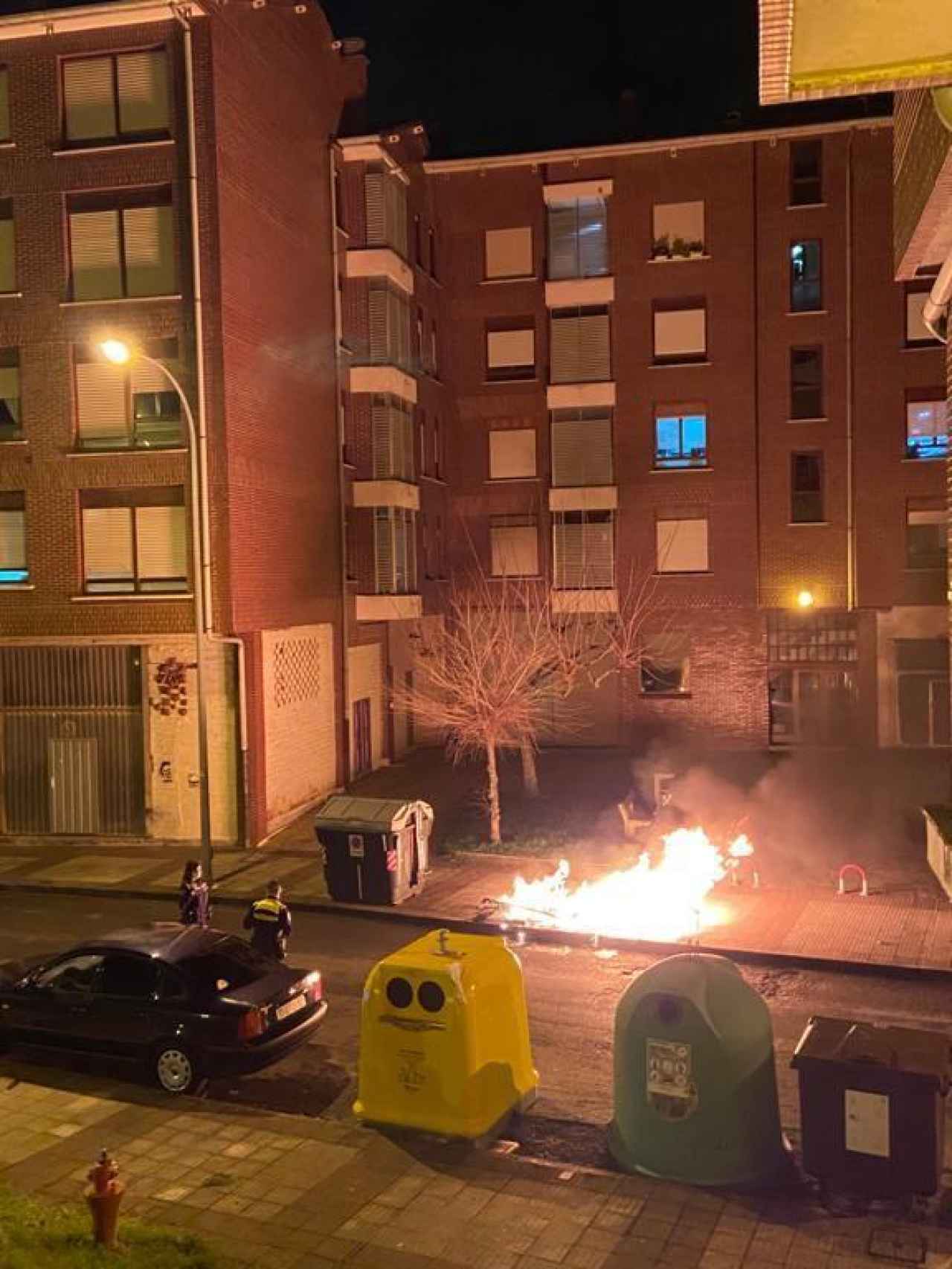 Uno de los contenedores que ardió durante la noche del sábado en el País Vasco por incidentes protagonizados por jóvenes contra las restricciones horarias.