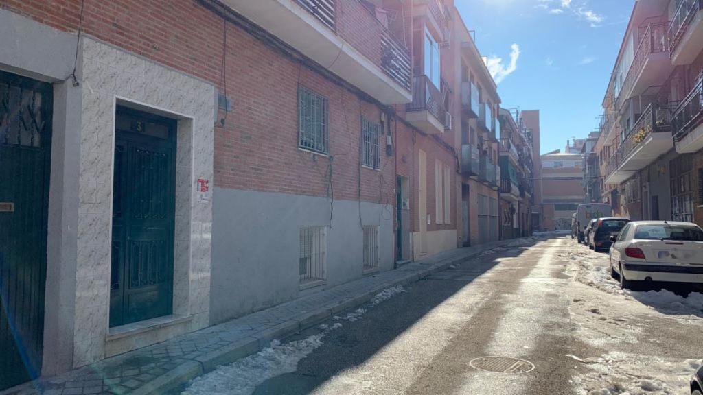 La calle en la que se encuentra el narcobloque, con el colegio enfrente.