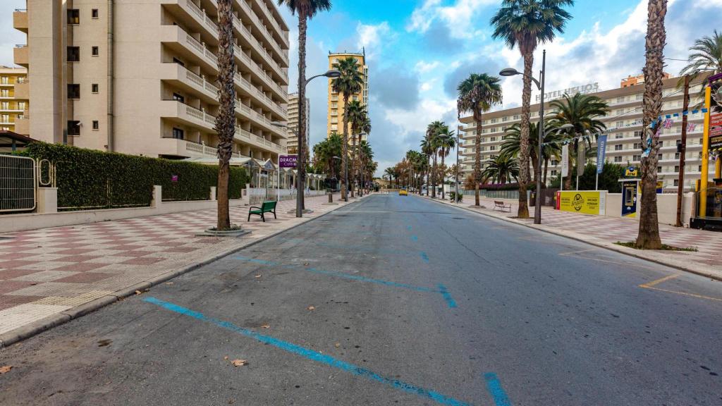 Plazas de aparcamiento, sin coches.