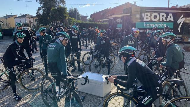 Los ciclistas del equipo BORA antes de un entreno