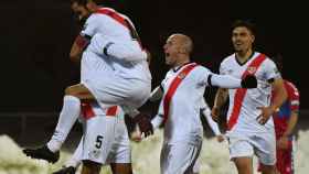 Los jugadores del Rayo Vallecano celebran su triunfo sobre el Elche