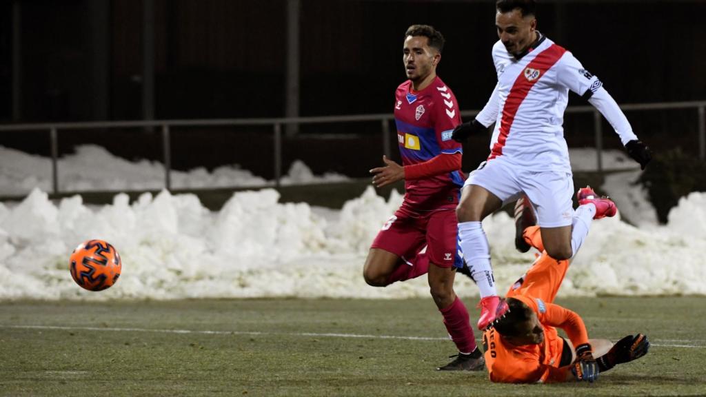 Álvaro García intenta anotar ante la salida de Ruso Rodríguez