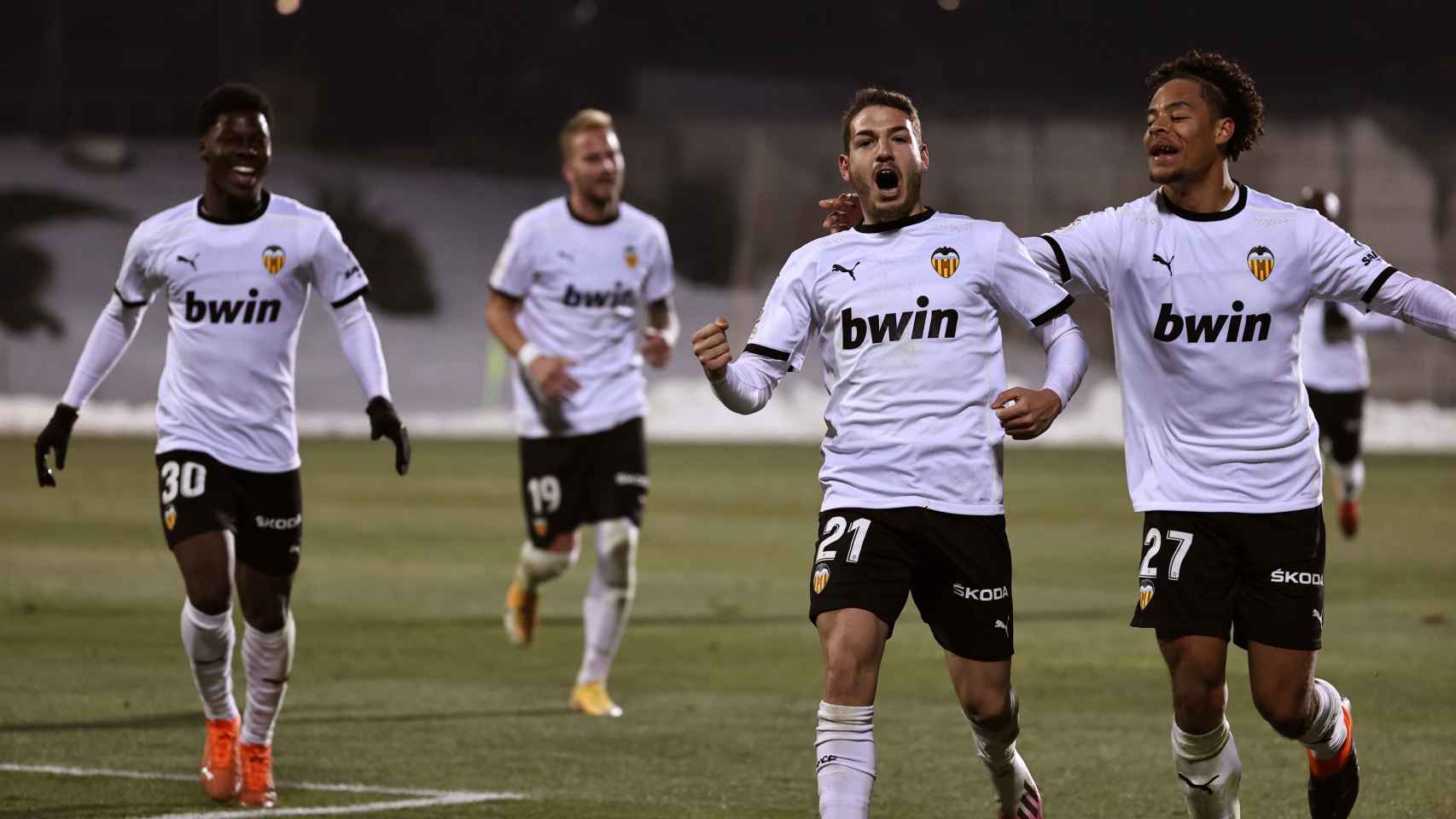 Los jugadores del Valencia celebran el gol de Manu Vallejo