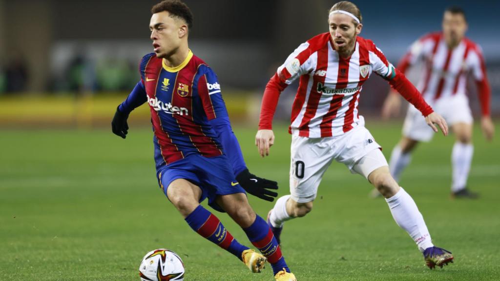 Sergiño Dest se lleva el balón ante la mirada de Iker Muniain