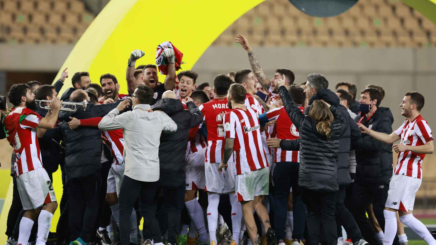 Jugadores y cuerpo técnico del Athletic celebran la victoria en la final de la Supercopa de España