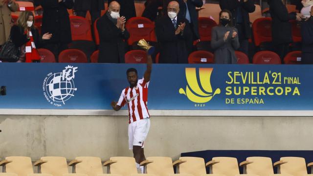 Iñaki Williams recoge el 'Man of the Match' de la final de la Supercopa de España