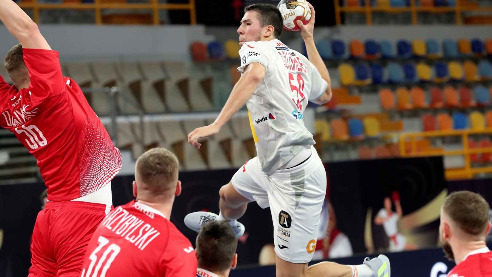 Dani Dujshebaev marca un gol contra Polonia