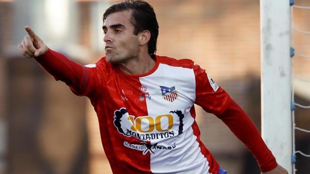 Juan Esnáider celebra un gol con el Navalcarnero al Eibar en la Copa del Rey