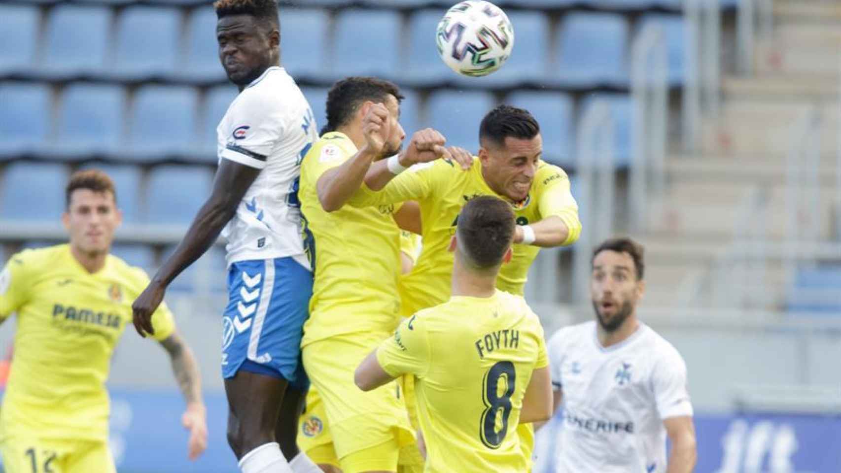 Jugadores de Tenerife y Villarreal en el partido de la Copa del Rey