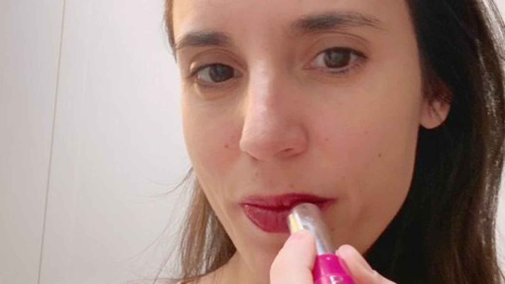 Irene Montero, pintándose los labios de rojo.