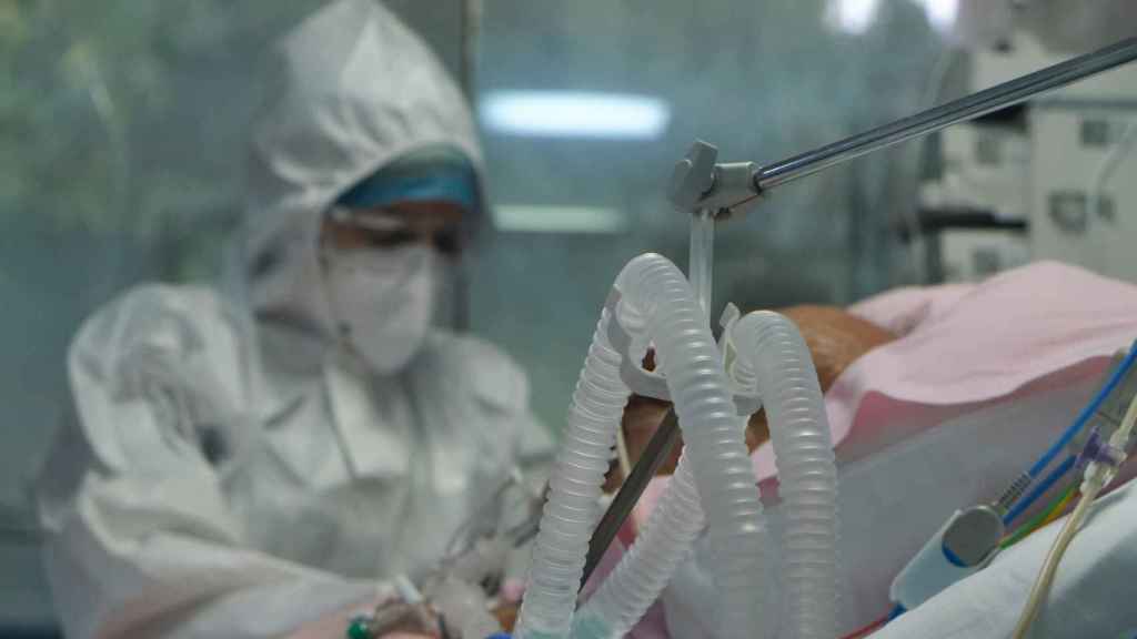 Un paciente con coronavirus recibe atención médica en una imagen de archivo.