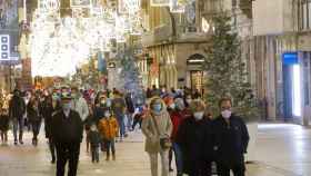 Gente pasea por el centro de Vigo durante la pasada Navidad.