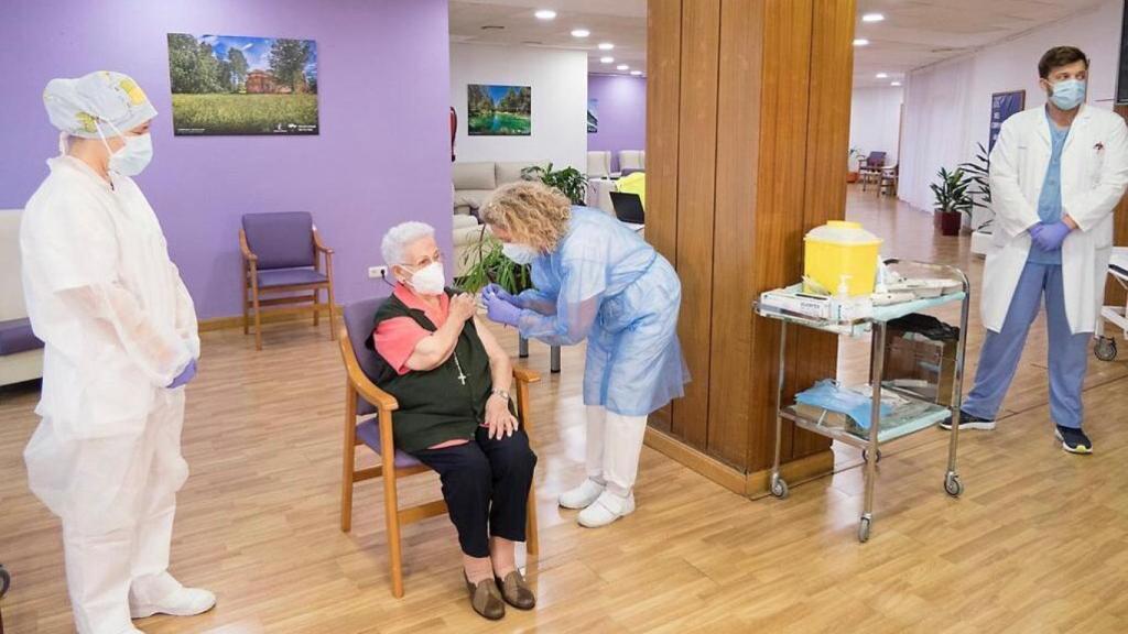 Araceli Hidalgo, de 96 años, recibe la segunda dosis de la vacuna de Pfizer.