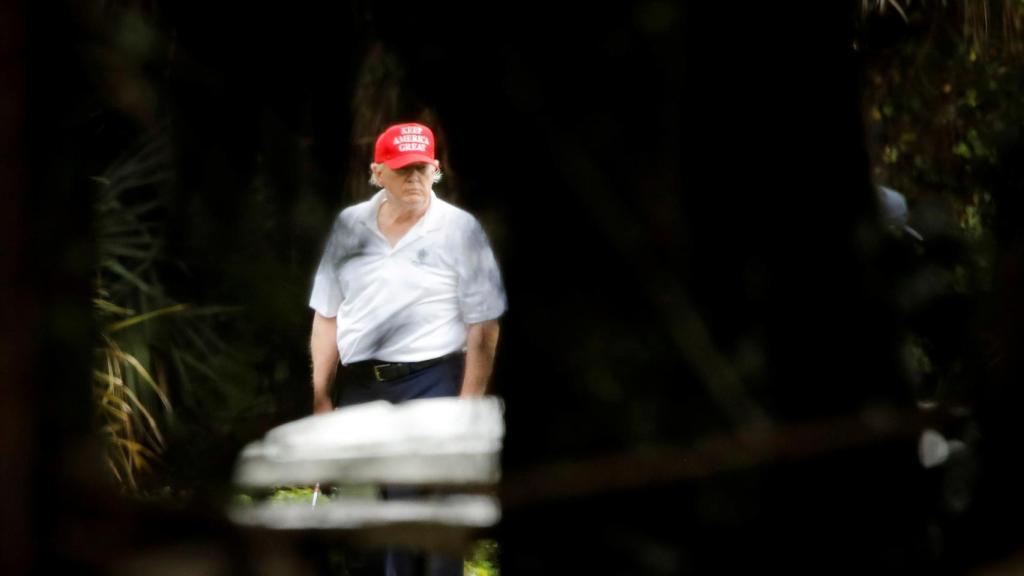 Donald Trump jugando al golf en el Trump International Golf Club, en diciembre del 2020